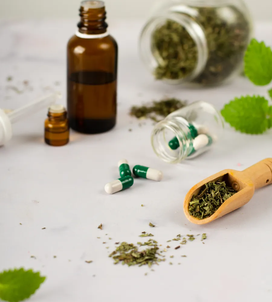 Aceites, cápsulas y hierbas usadas en medicina alternativa en Guadalupe Plus, Pereira