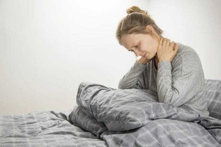 Mujer con dolor crónico de cuello y espalda buscando tratamiento sin cirugía en Armenia