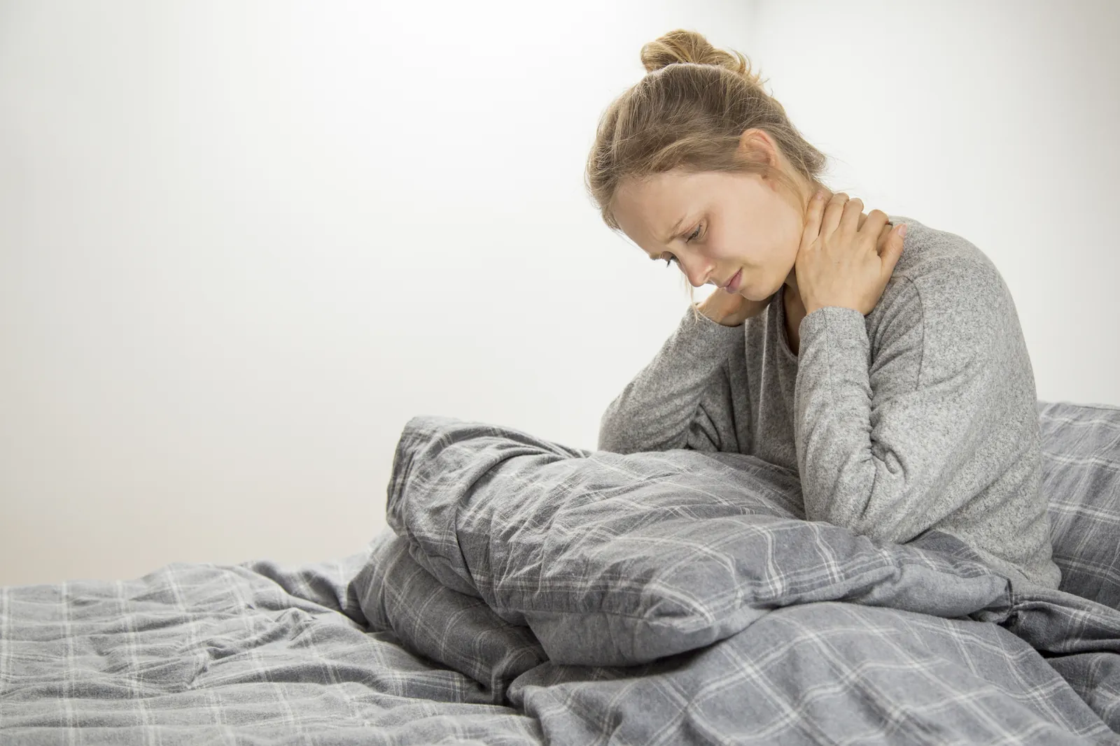 Mujer con dolor crónico de cuello y espalda buscando tratamiento sin cirugía en Armenia